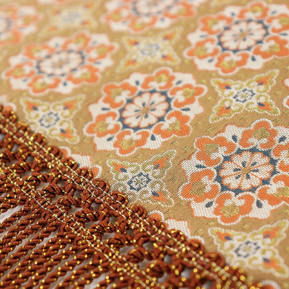 六弁の唐花を中心に四弁の副紋を配した文様は、端正でありながらも豊麗な唐王朝文化の極致を感じさせます