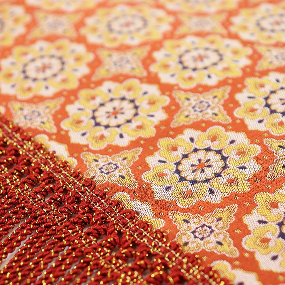 六弁の唐花を中心に四弁の副紋を配した文様は、端正でありながらも豊麗な唐王朝文化の極致を感じさせます