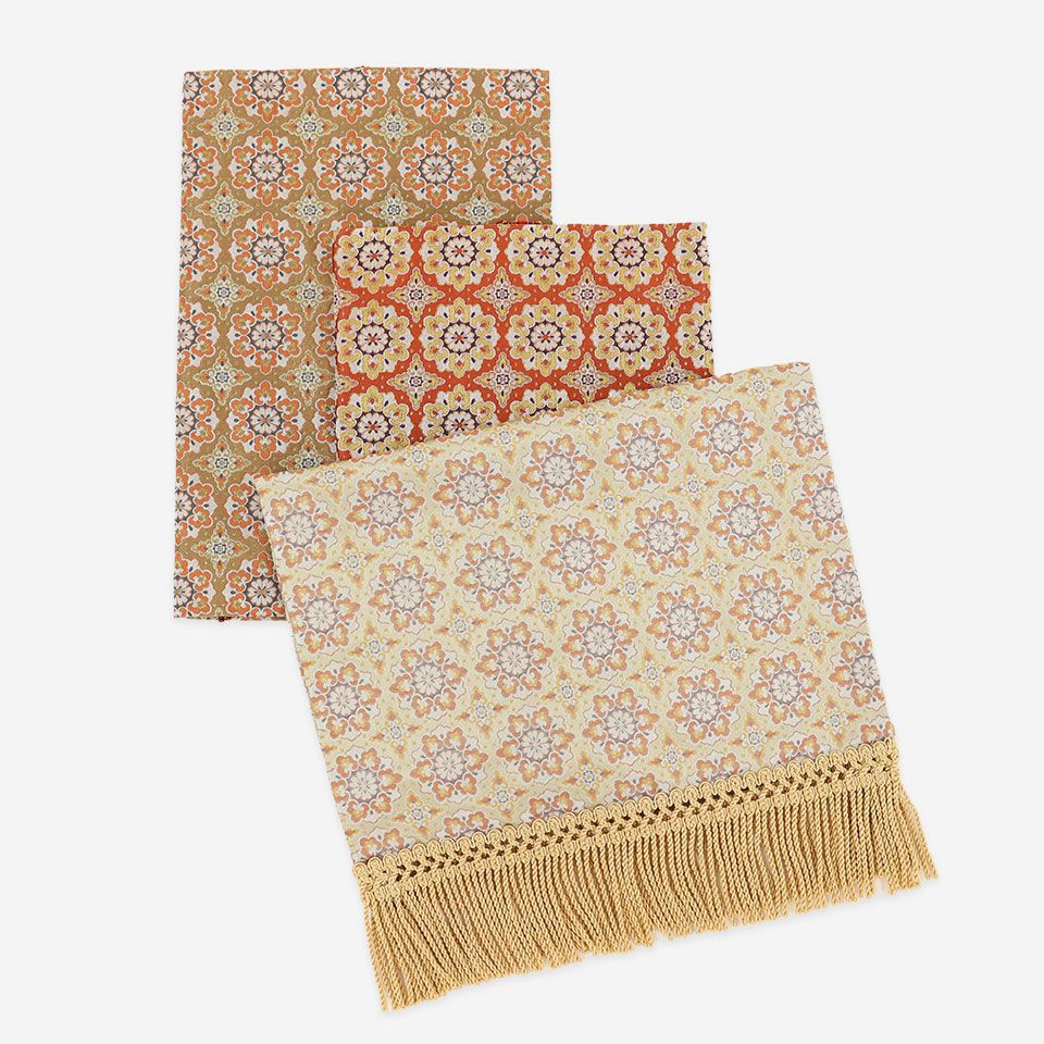 ベージュ・ブラウン・レッドの3色展開です