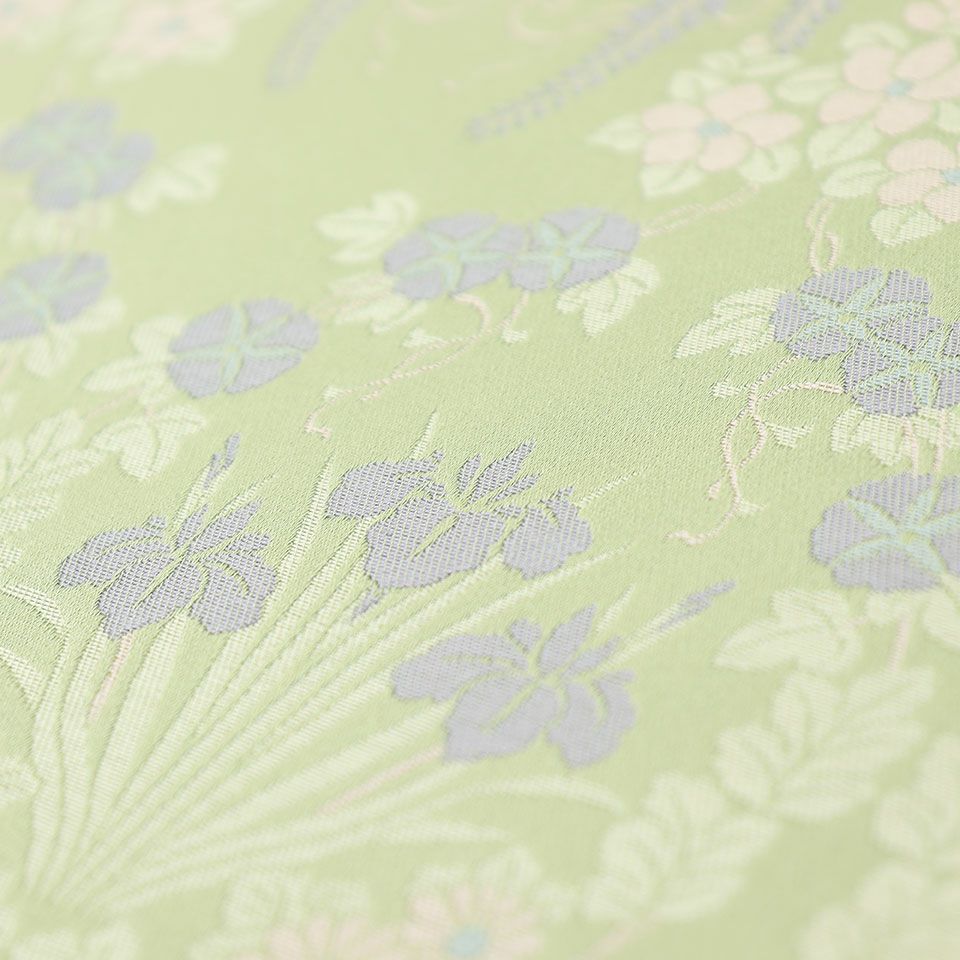 京都画壇の重鎮であった菊池芳文が描いたアールヌーボの影響が伺える四季草花文の原画を、優しく可憐な重宝裂として現代に甦らせました