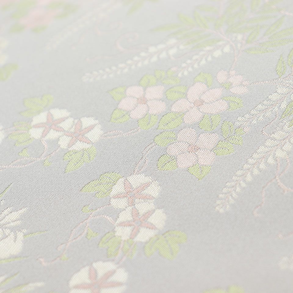 京都画壇の重鎮であった菊池芳文が描いたアールヌーボの影響が伺える四季草花文の原画を、優しく可憐な重宝裂として現代に甦らせました