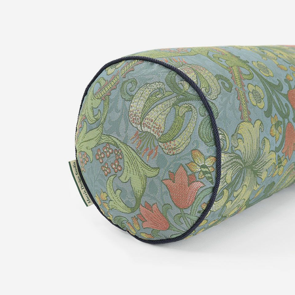 パイピングはブルー色で、「Morris Design Studio」のブランドタグが付いています／カラー：ブルー