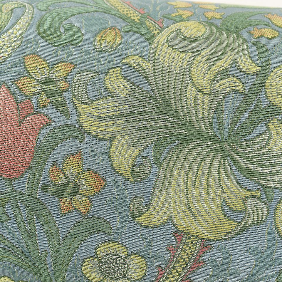 ブロックプリントの壁紙として1899年デザインされた「ゴールデンリリー」を織物にし、エレガントな雰囲気をもたせています