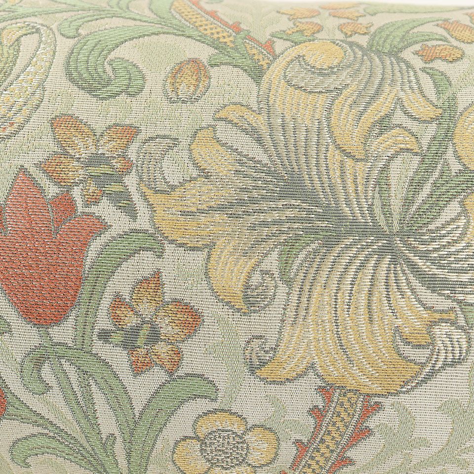 ブロックプリントの壁紙として1899年デザインされた「ゴールデンリリー」を織物にし、エレガントな雰囲気をもたせています