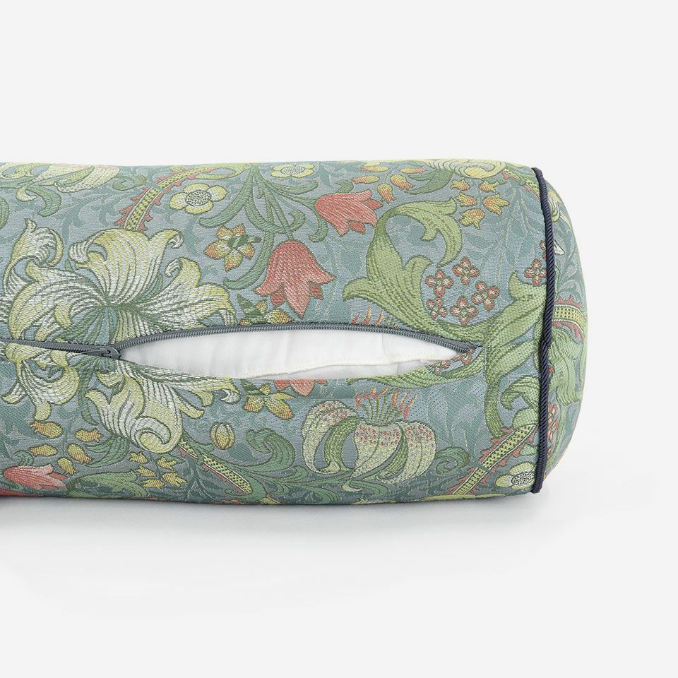 生地の色目に合わせたファスナー色を使用し、ファスナー部分に生地を片側から被せています