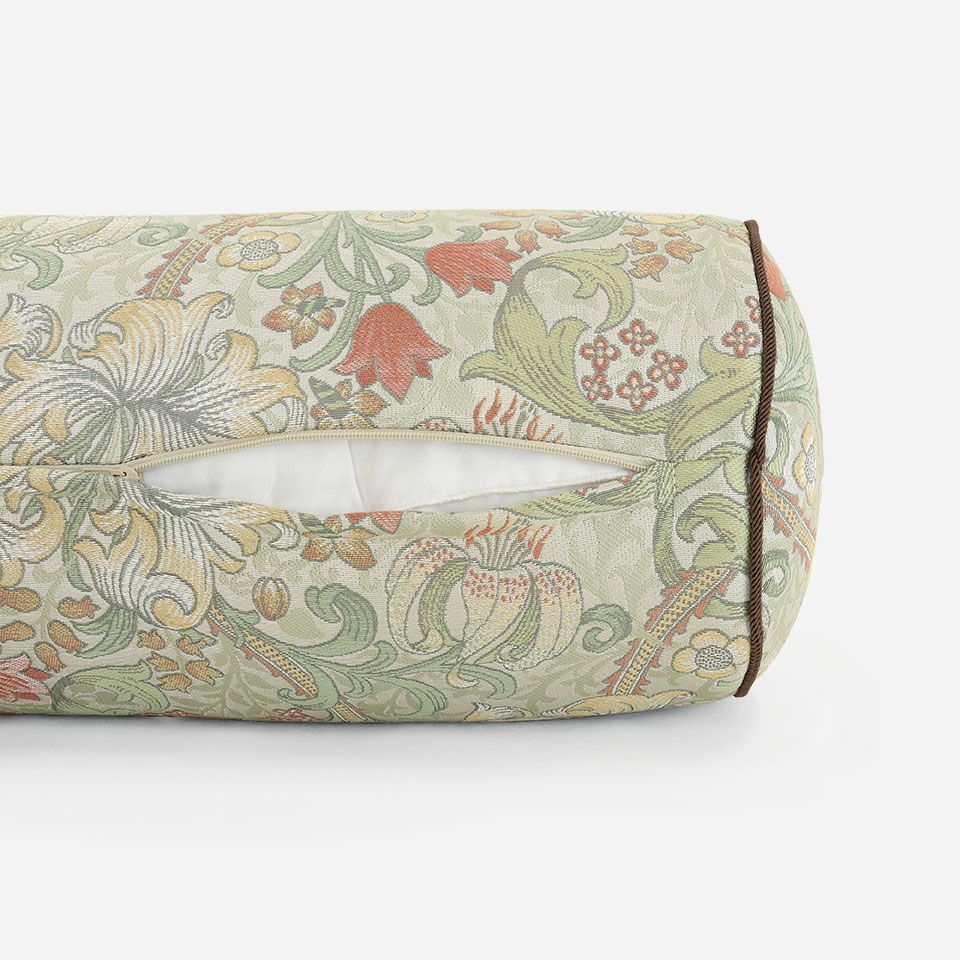 生地の色目に合わせたファスナー色を使用し、ファスナー部分に生地を片側から被せています