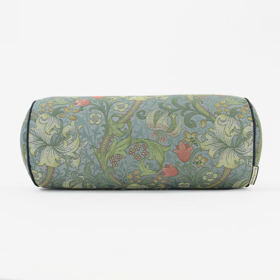 ボルスターは、ソファで枕にしたり、抱き抱えたり、腰当にしたり、うつぶせ寝で本を読む時の胸の辺りのカラダの支えにしたりしてお使いいただけます