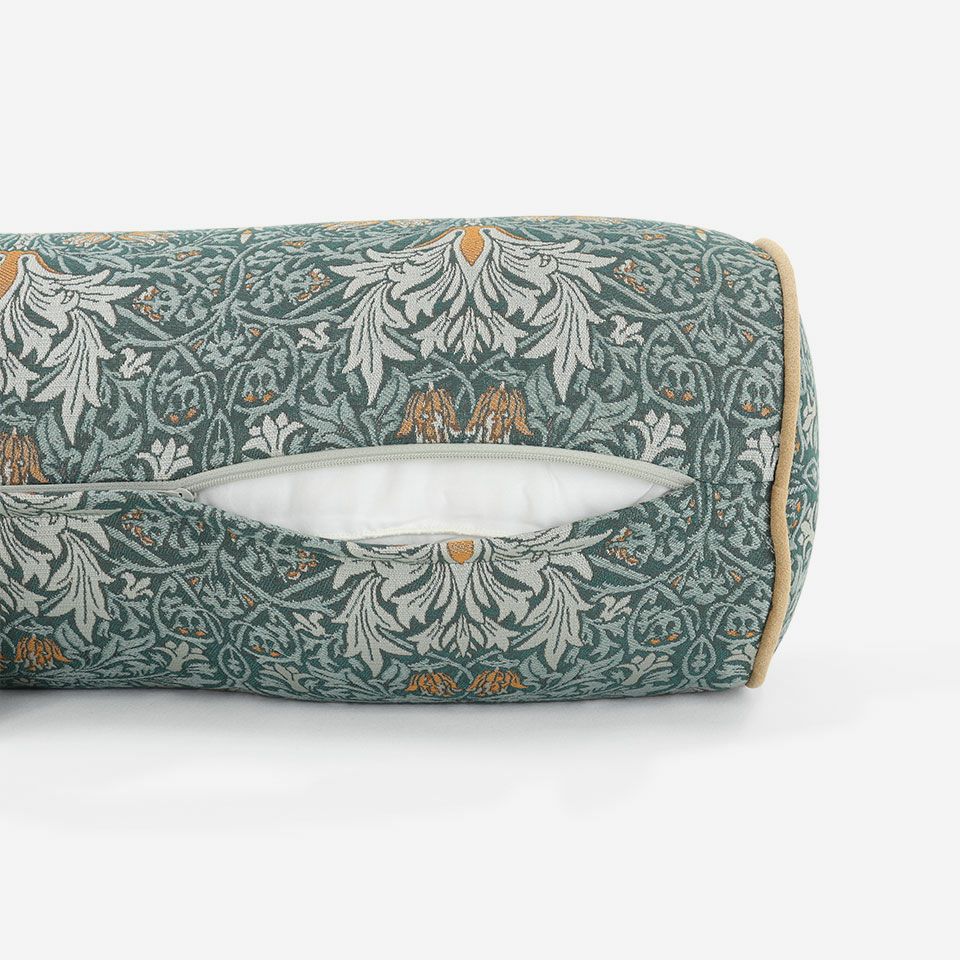 生地の色目に合わせたファスナー色を使用し、ファスナー部分に生地を片側から被せています