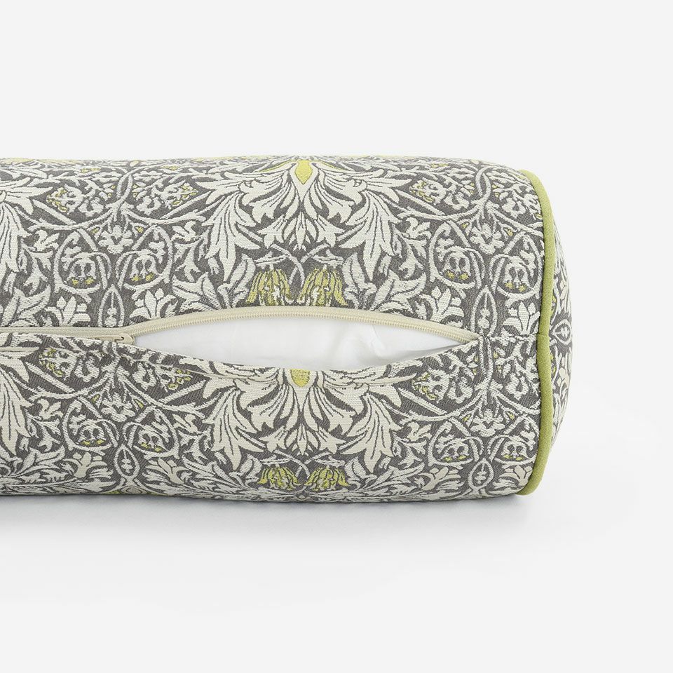 生地の色目に合わせたファスナー色を使用し、ファスナー部分に生地を片側から被せています