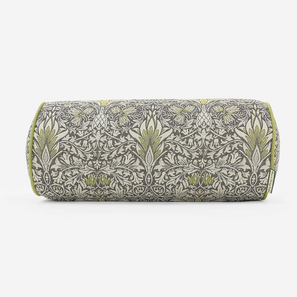 ボルスターは、ソファで枕にしたり、抱き抱えたり、腰当にしたり、うつぶせ寝で本を読む時の胸の辺りのカラダの支えにしたりしてお使いいただけます