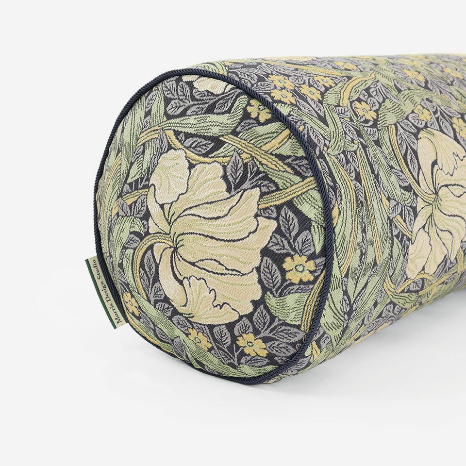 パイピングはブルー色で、「Morris Design Studio」のブランドタグが付いています／カラー：グリーン