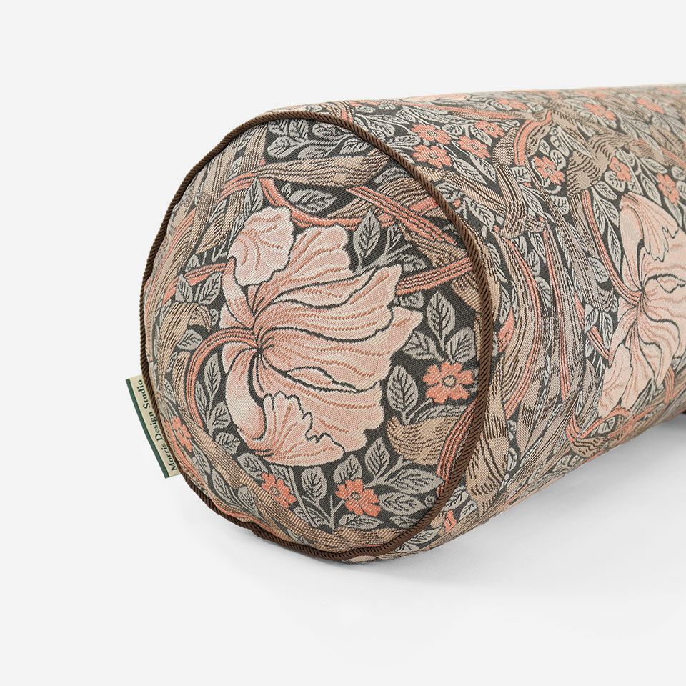 パイピングはブラウン色で、「Morris Design Studio」のブランドタグが付いています／カラー：ピンク