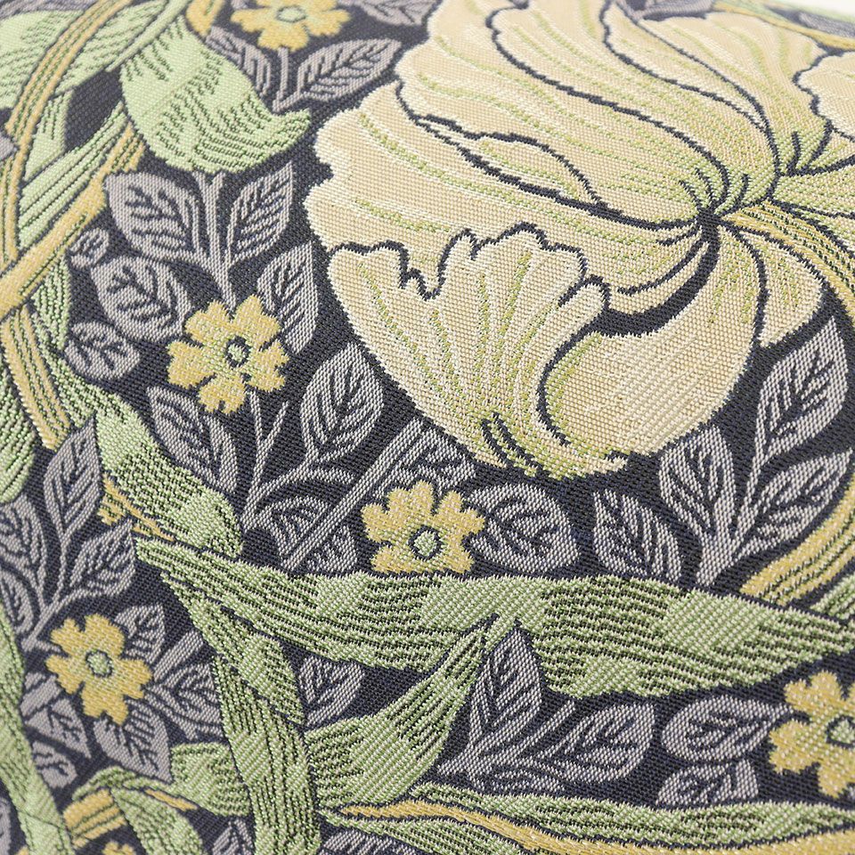 「ピンパーネル」の流れるような花や葉の表現や美しい色彩はモリスらしさを強く感じられ、世界的にも人気のデザインです