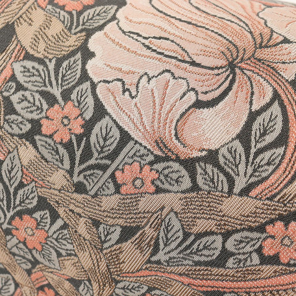 「ピンパーネル」の流れるような花や葉の表現や美しい色彩はモリスらしさを強く感じられ、世界的にも人気のデザインです