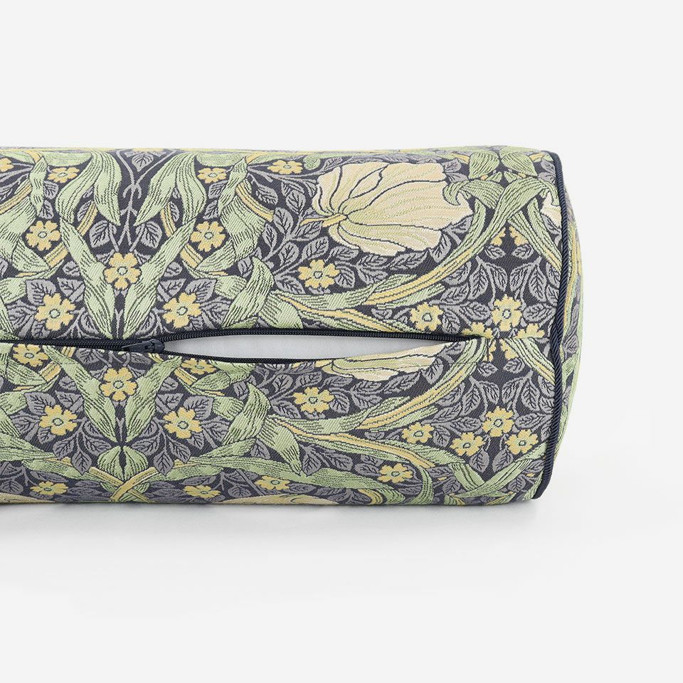 生地の色目に合わせたファスナー色を使用し、ファスナー部分に生地を片側から被せています