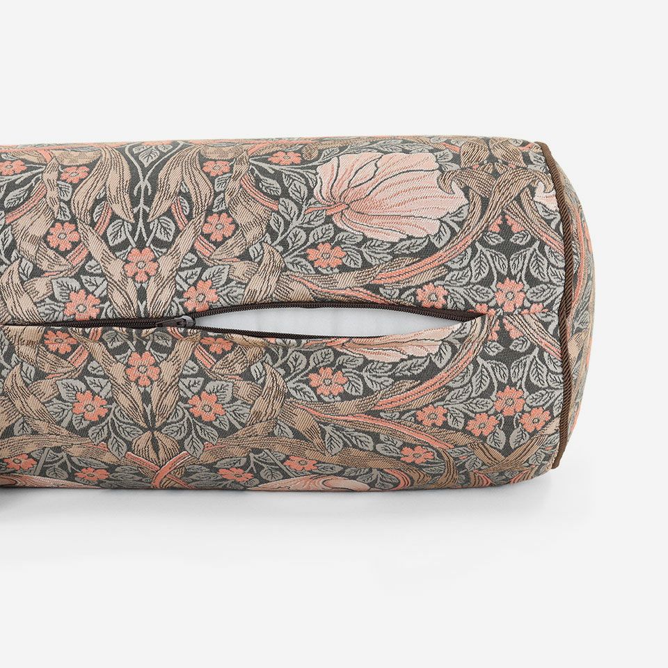 生地の色目に合わせたファスナー色を使用し、ファスナー部分に生地を片側から被せています