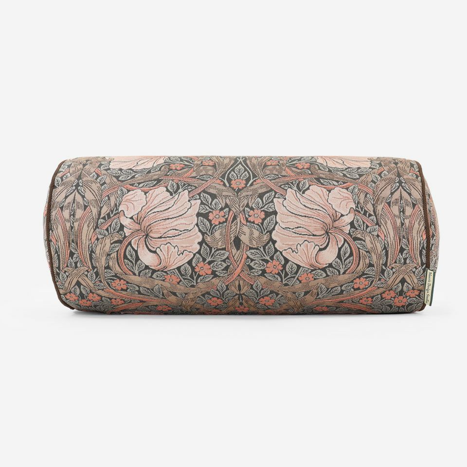 ボルスターは、ソファで枕にしたり、抱き抱えたり、腰当にしたり、うつぶせ寝で本を読む時の胸の辺りのカラダの支えにしたりしてお使いいただけます