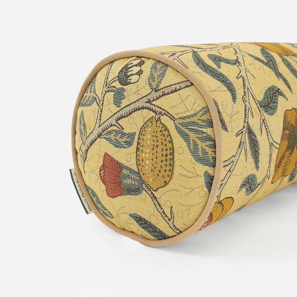 パイピングはイエロー色で、「Morris Design Studio」のブランドタグが付いています／カラー：イエロー