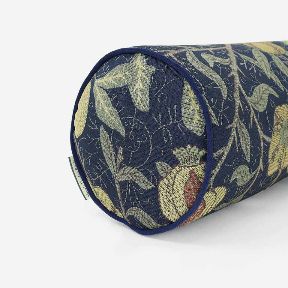 パイピングはブルー色で、「Morris Design Studio」のブランドタグが付いています／カラー：ダークブルー