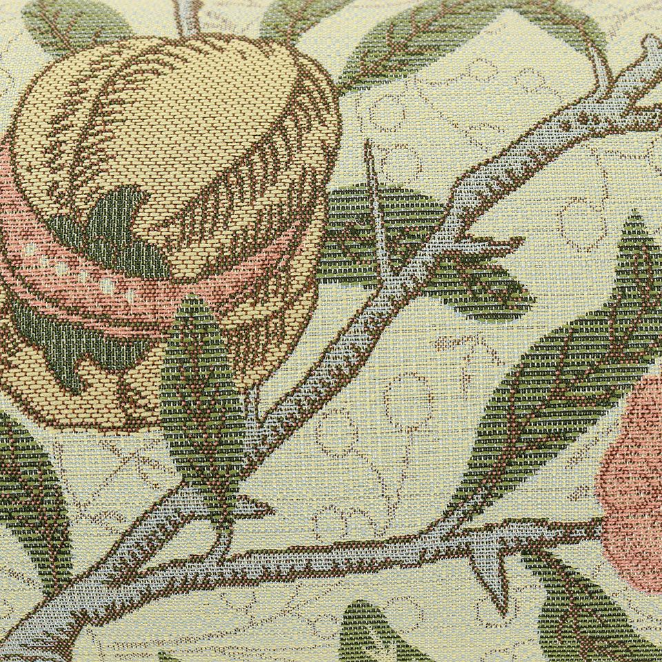 1864年にモリスが壁紙として描いたフルーツの柄は当時、版木を用いたハンドプリントで、そのやわらかく味わいのあるタッチを織物で表現しています