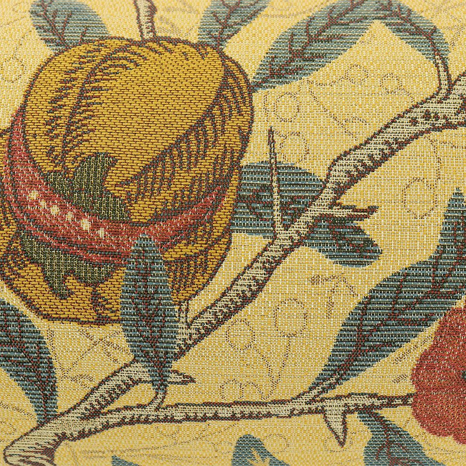 1864年にモリスが壁紙として描いたフルーツの柄は当時、版木を用いたハンドプリントで、そのやわらかく味わいのあるタッチを織物で表現しています