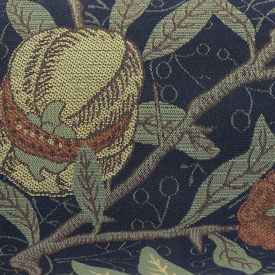 1864年にモリスが壁紙として描いたフルーツの柄は当時、版木を用いたハンドプリントで、そのやわらかく味わいのあるタッチを織物で表現しています