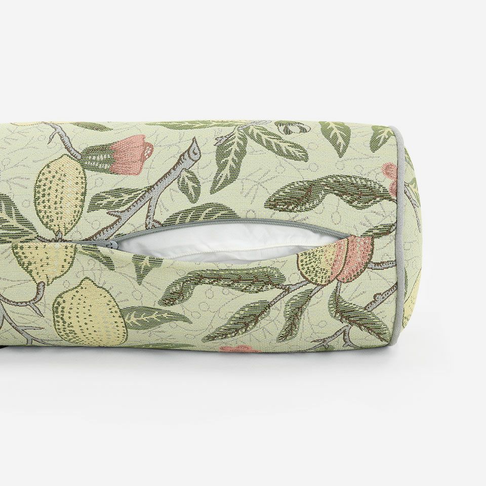 生地の色目に合わせたファスナー色を使用し、ファスナー部分に生地を片側から被せています