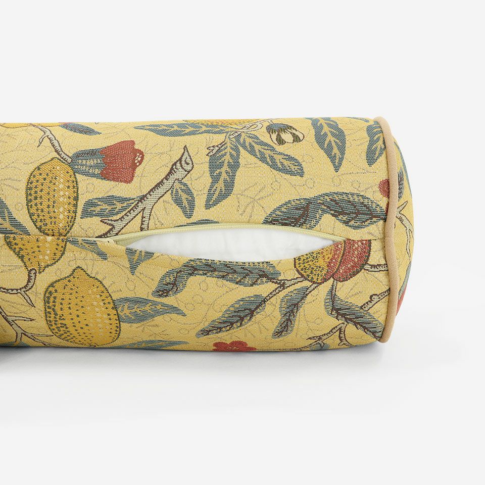 生地の色目に合わせたファスナー色を使用し、ファスナー部分に生地を片側から被せています