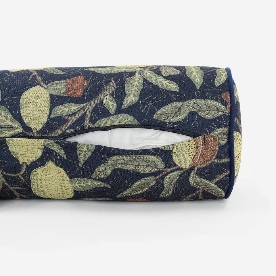 生地の色目に合わせたファスナー色を使用し、ファスナー部分に生地を片側から被せています