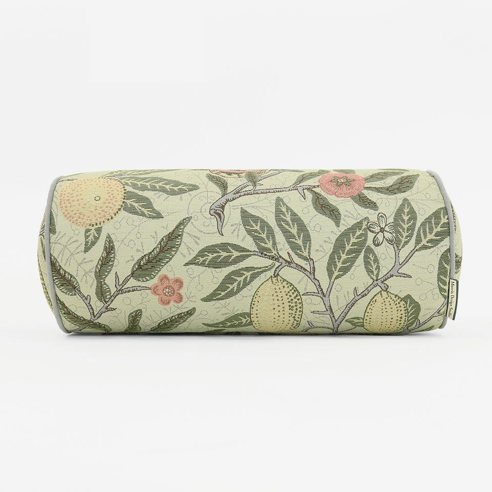 ボルスターは、ソファで枕にしたり、抱き抱えたり、腰当にしたり、うつぶせ寝で本を読む時の胸の辺りのカラダの支えにしたりしてお使いいただけます