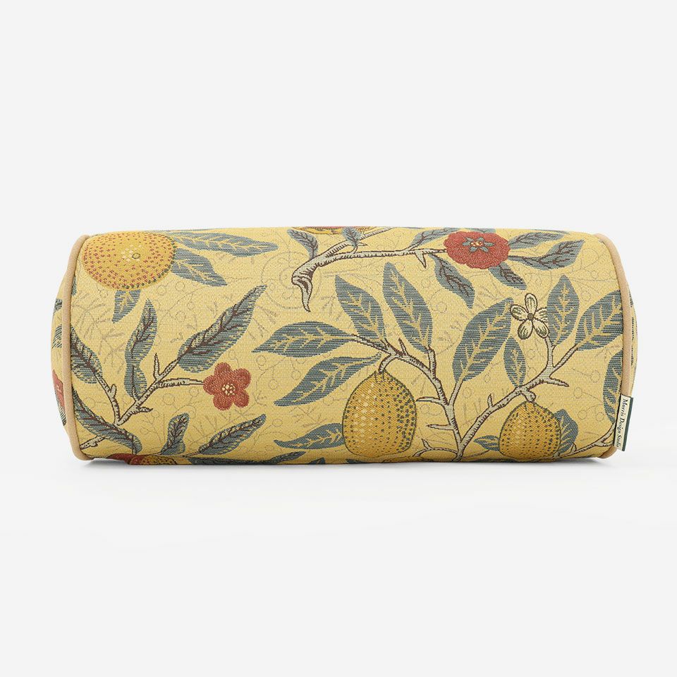 ボルスターは、ソファで枕にしたり、抱き抱えたり、腰当にしたり、うつぶせ寝で本を読む時の胸の辺りのカラダの支えにしたりしてお使いいただけます