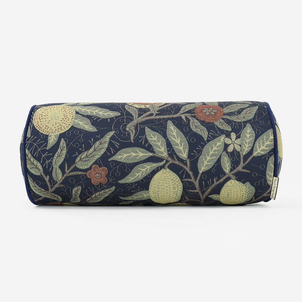 ボルスターは、ソファで枕にしたり、抱き抱えたり、腰当にしたり、うつぶせ寝で本を読む時の胸の辺りのカラダの支えにしたりしてお使いいただけます