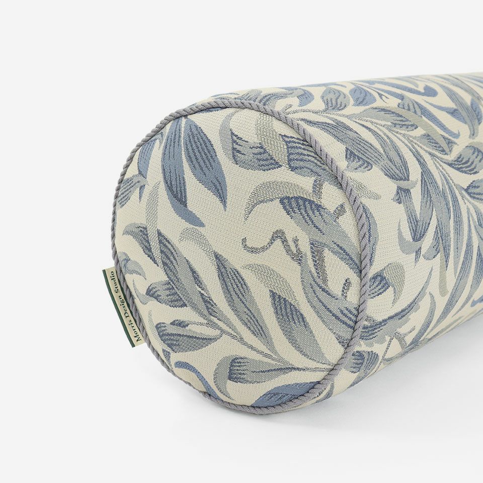 パイピングはブルー色で、「Morris Design Studio」のブランドタグが付いています／カラー：ブルー