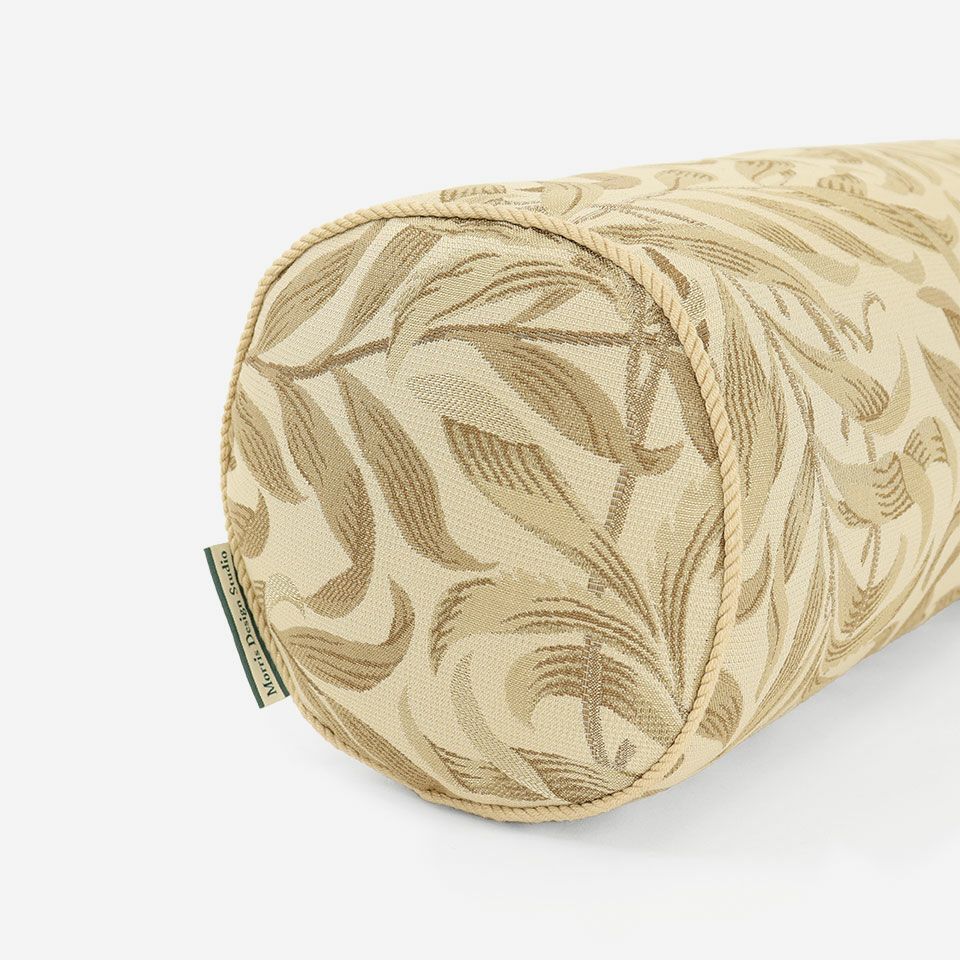 パイピングはベージュ色で、「Morris Design Studio」のブランドタグが付いています／カラー：ベージュ
