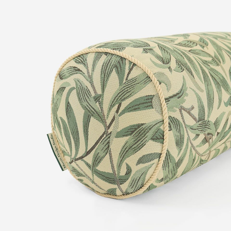 パイピングはベージュ色で、「Morris Design Studio」のブランドタグが付いています／カラー：グリーン