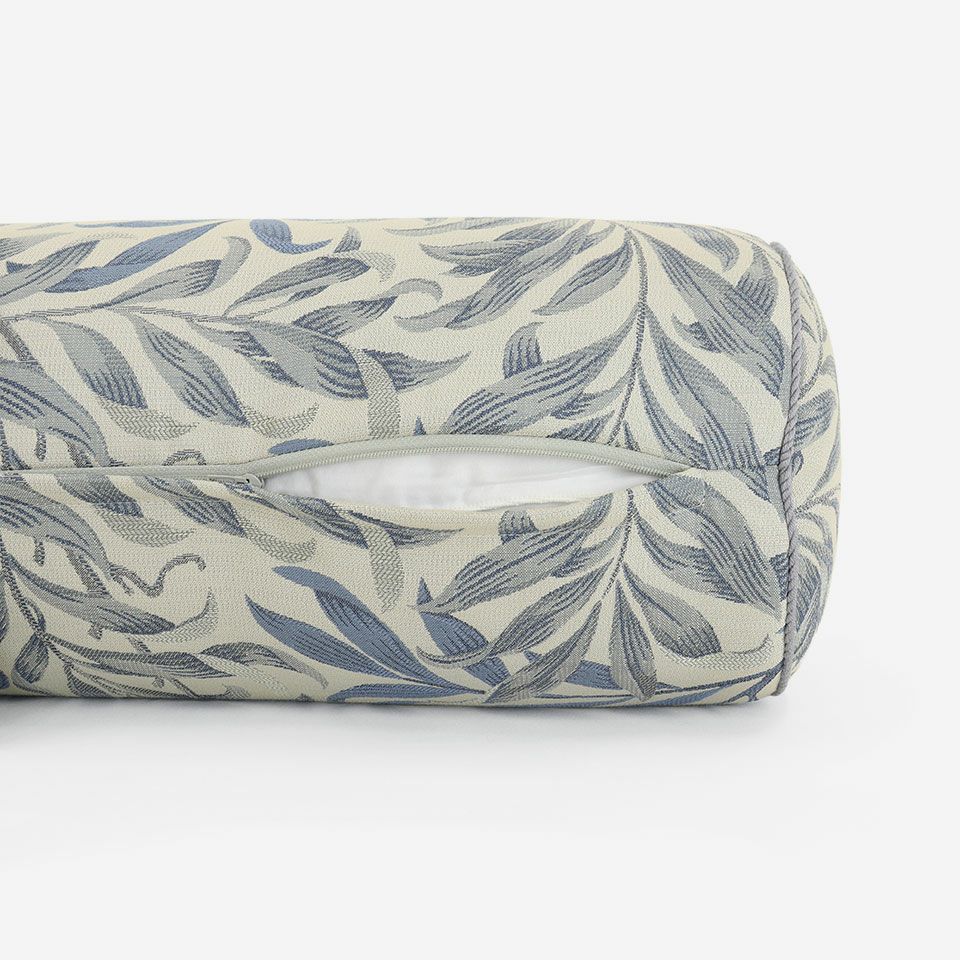 生地の色目に合わせたファスナー色を使用し、ファスナー部分に生地を片側から被せています