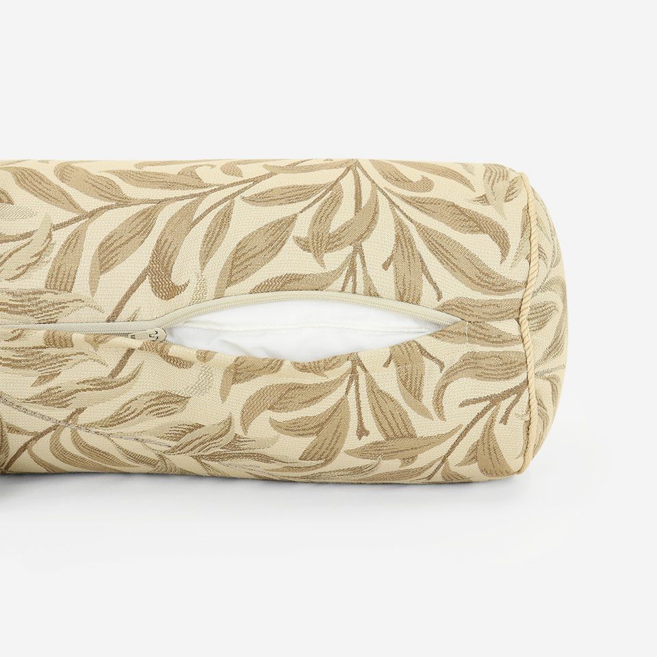 生地の色目に合わせたファスナー色を使用し、ファスナー部分に生地を片側から被せています