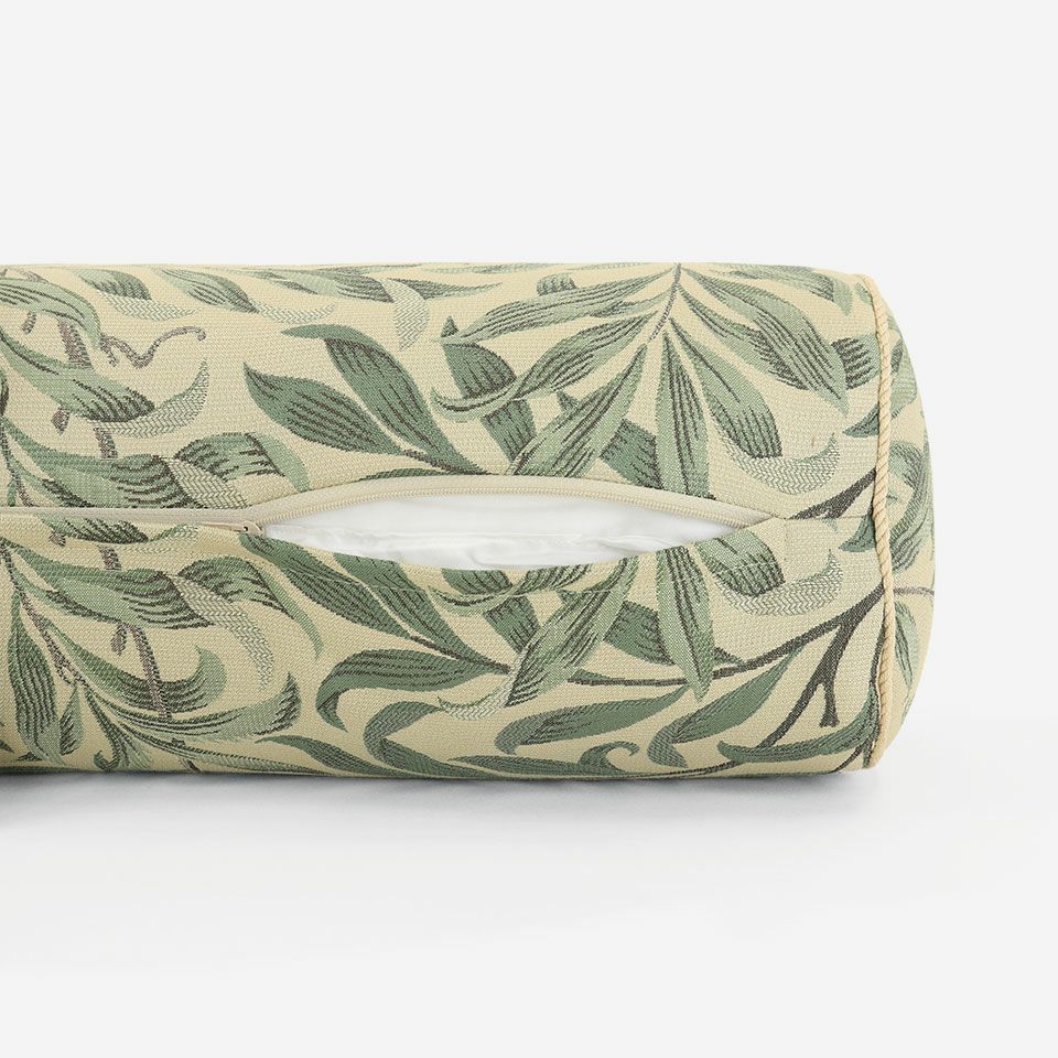 生地の色目に合わせたファスナー色を使用し、ファスナー部分に生地を片側から被せています