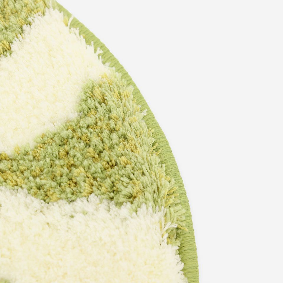 表面カラーに合わせた色の糸でオーバーロック加工をしています