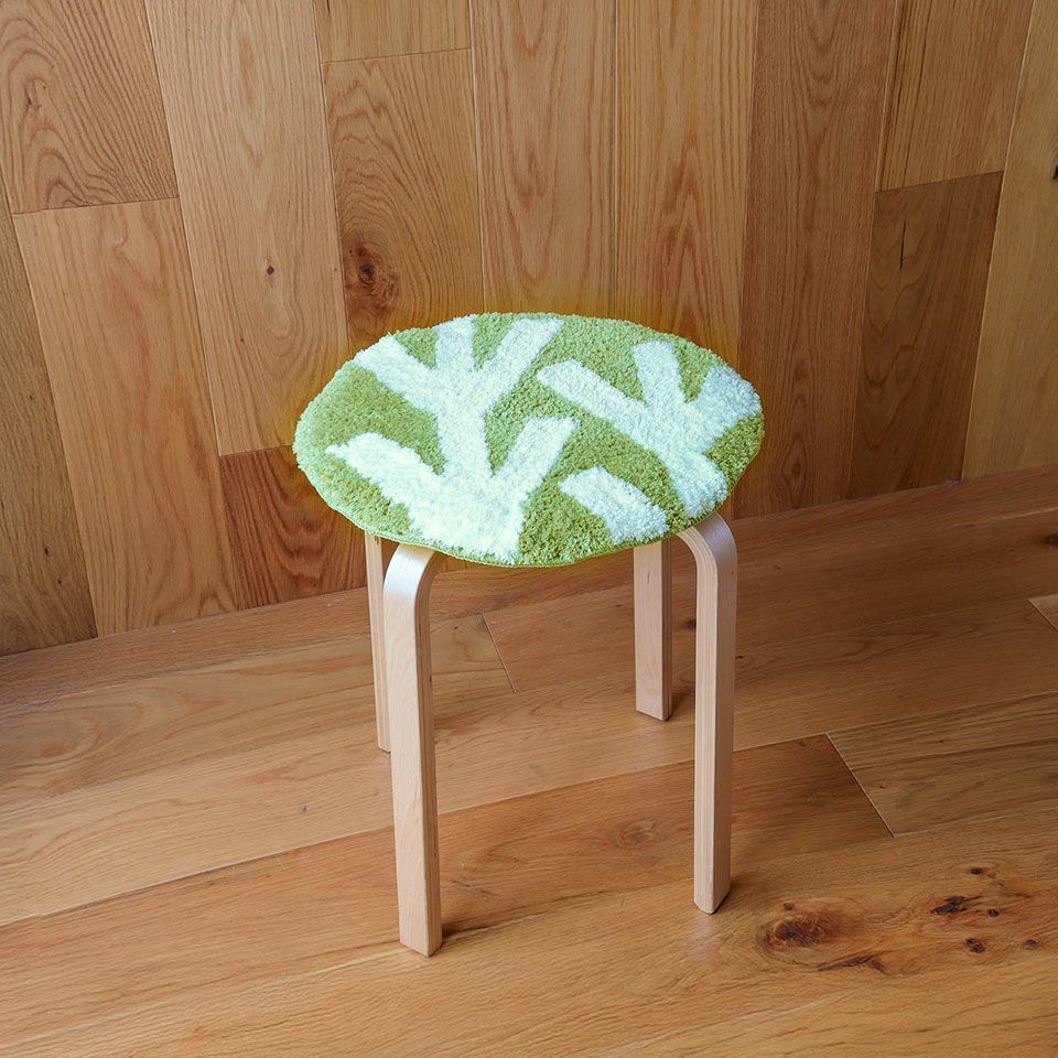 イスは頻繁に買い替えられませんが、チェアパッドなら気軽にお部屋のイメージを変えれるのでおすすめです