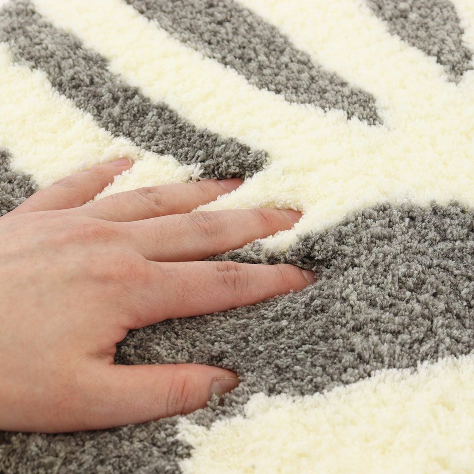 ふわふわの毛足が気持ちいいシャギーチェアパッドです