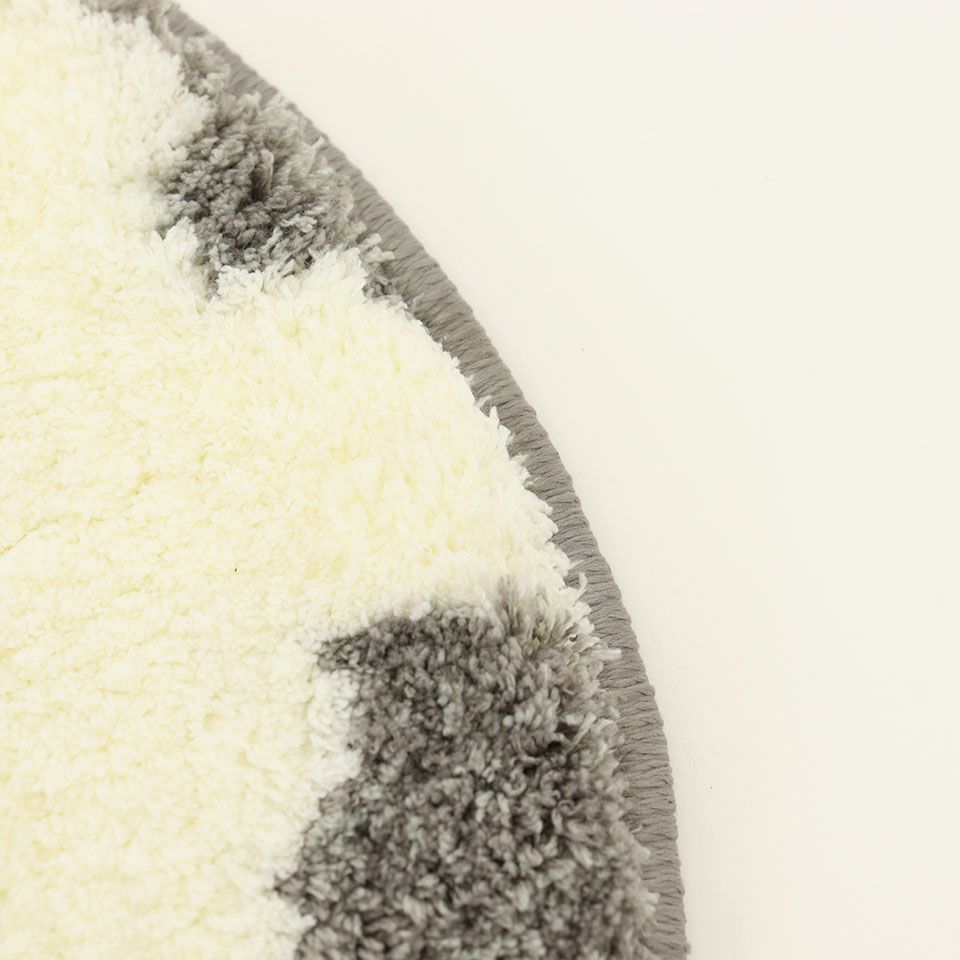 表面カラーに合わせた色の糸でオーバーロック加工をしています