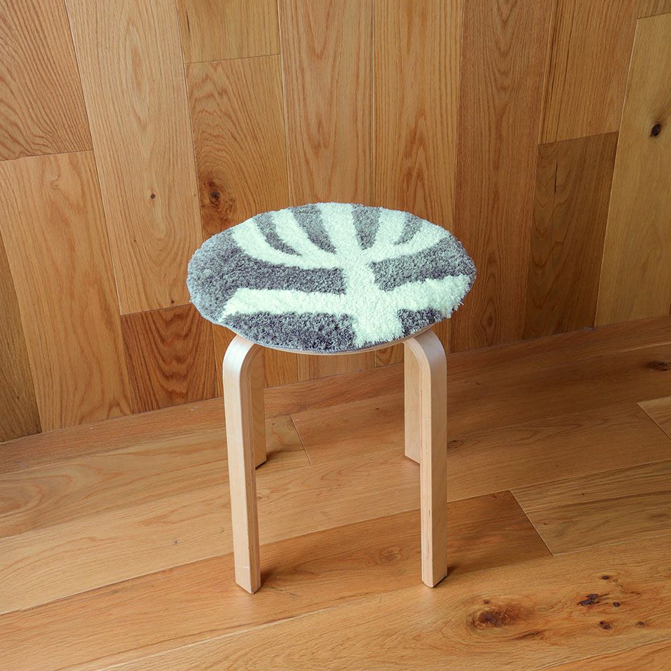 イスは頻繁に買い替えられませんが、チェアパッドなら気軽にお部屋のイメージを変えれるのでおすすめです