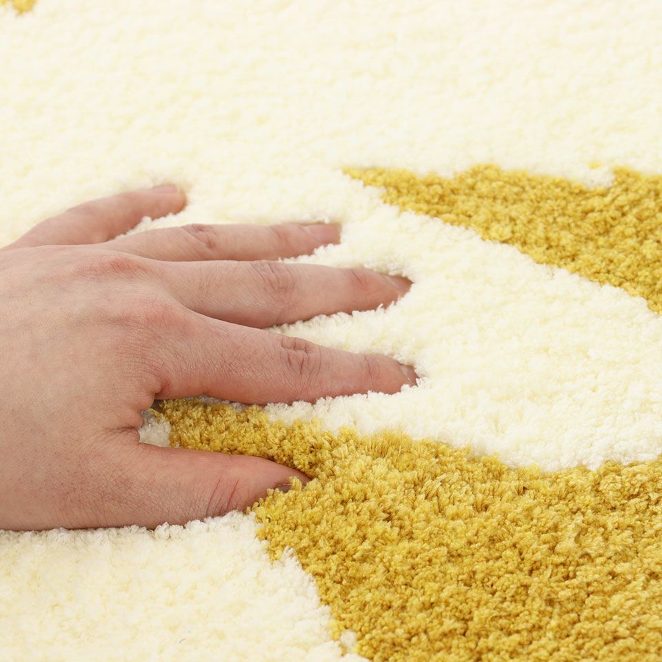 ふわふわの毛足が気持ちいいシャギーチェアパッドです