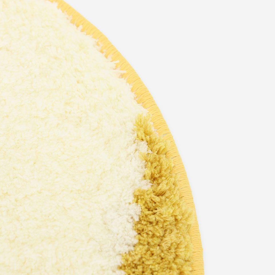 表面カラーに合わせた色の糸でオーバーロック加工をしています