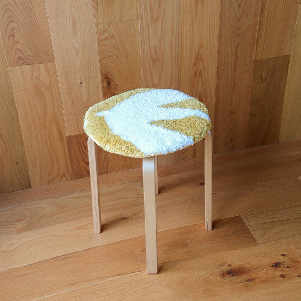 イスは頻繁に買い替えられませんが、チェアパッドなら気軽にお部屋のイメージを変えれるのでおすすめです