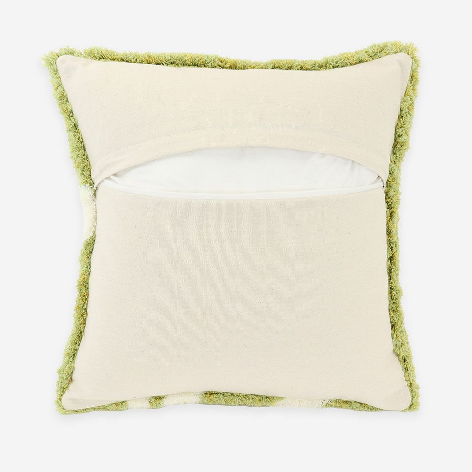 生地の色目に合わせたファスナー色を使用し、ファスナー部分に生地を片側から被せています