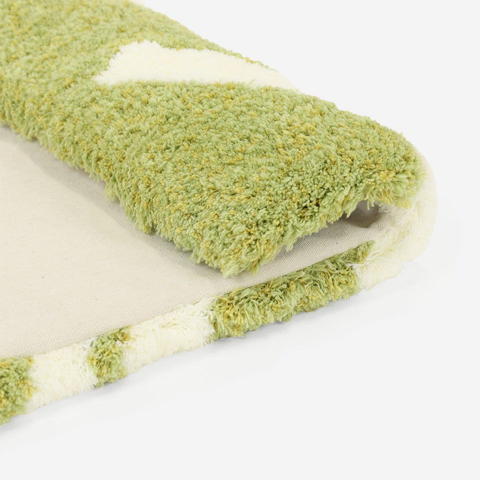 ボリュームたっぷりなクッションカバーはインテリアのアクセントにおすすめです