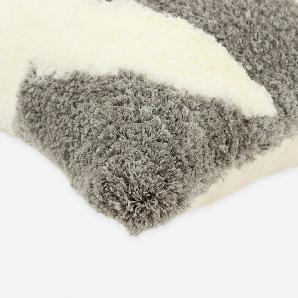 表面と裏面の異なるデザイン／周囲は縫い合わせ仕様でシンプルな仕上がり／表面カラー：グレー