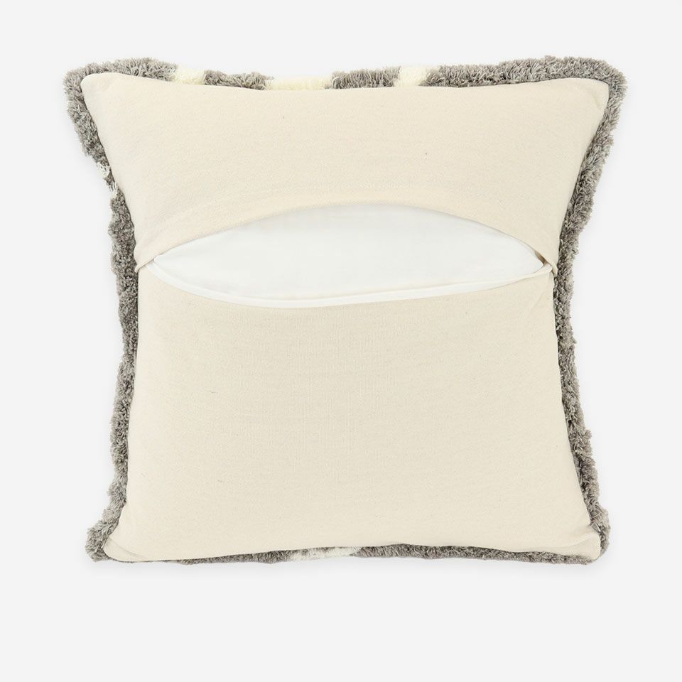 生地の色目に合わせたファスナー色を使用し、ファスナー部分に生地を片側から被せています